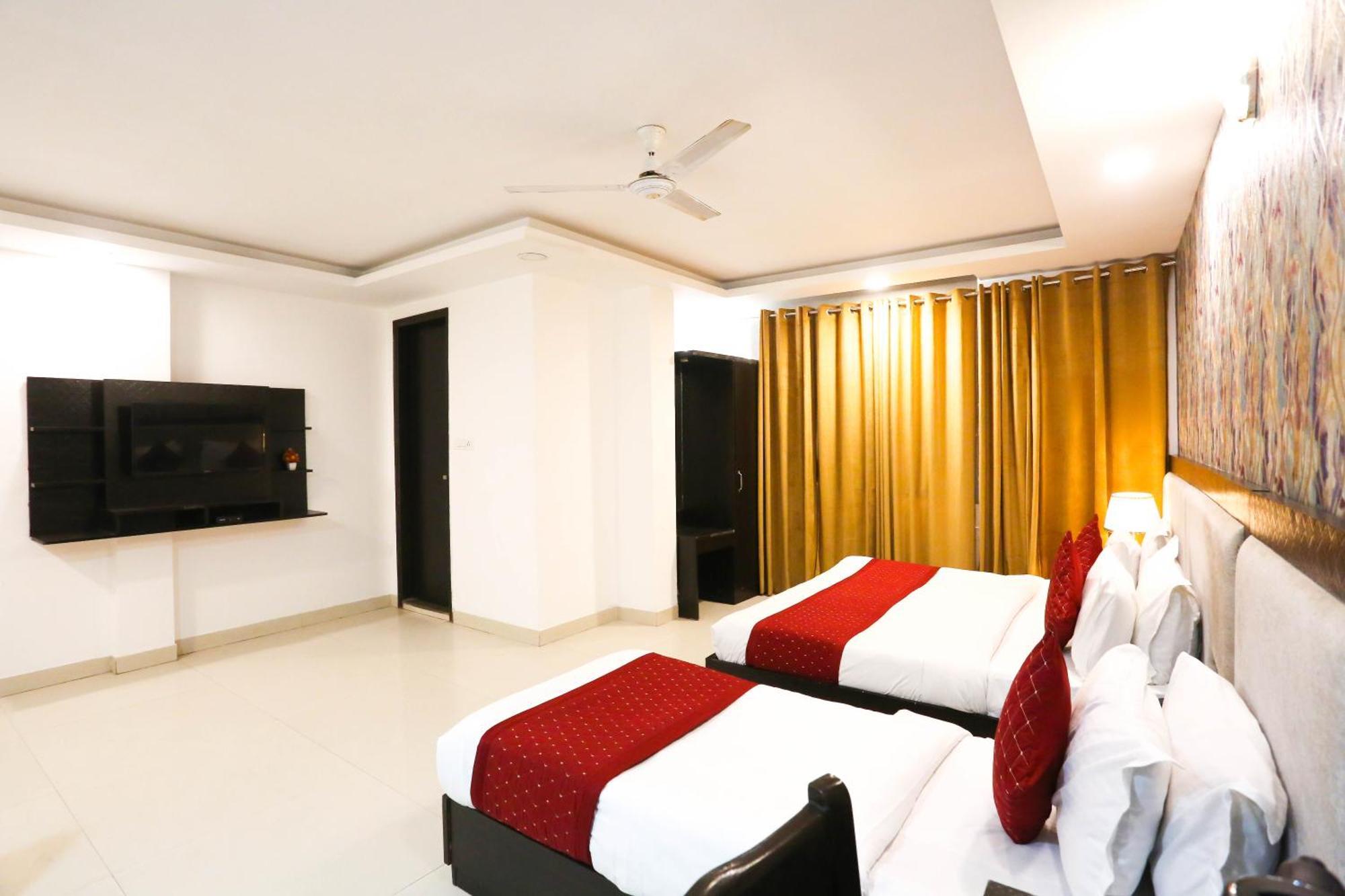 Hotel Aashiyana Nuova Delhi Esterno foto