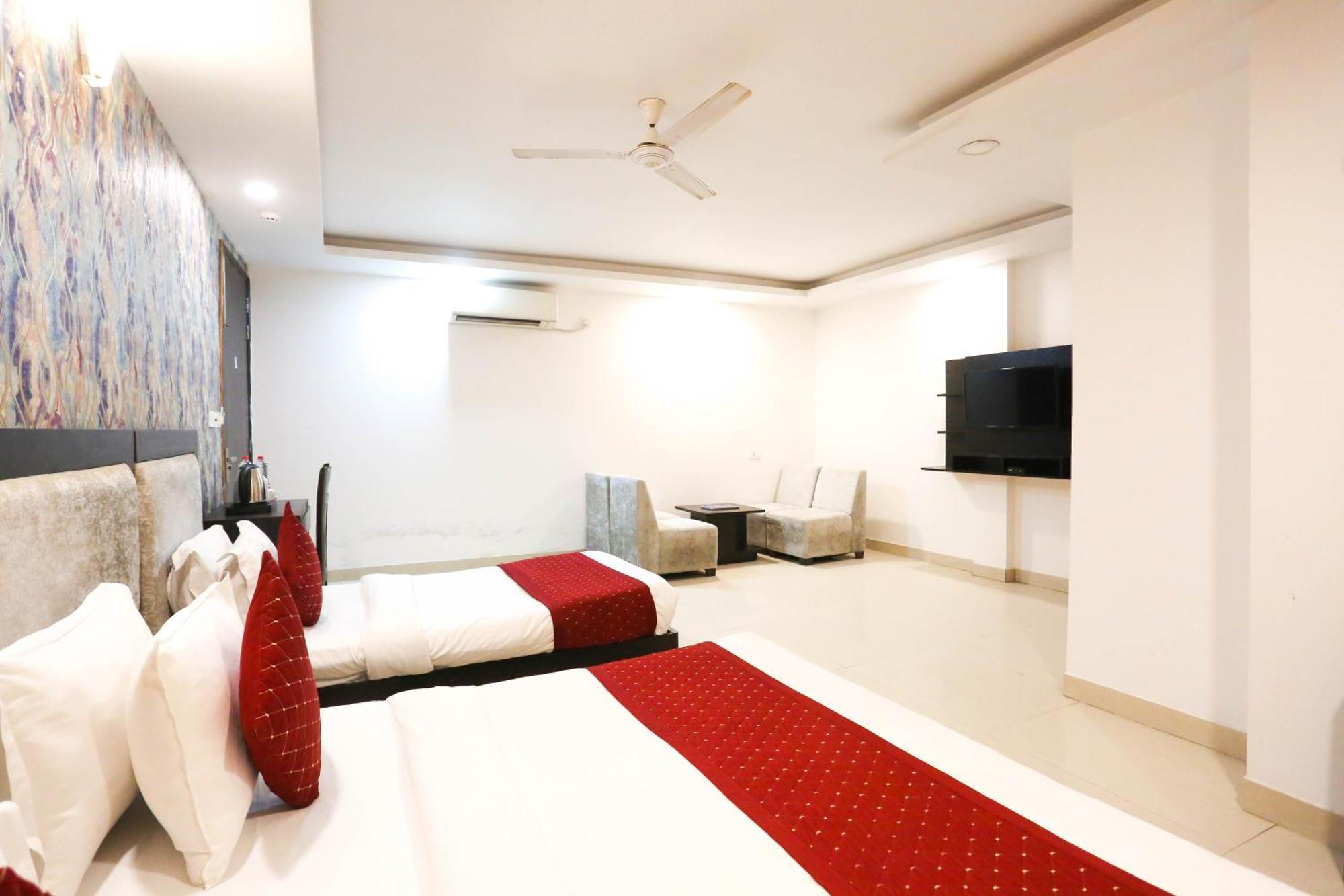 Hotel Aashiyana Nuova Delhi Esterno foto