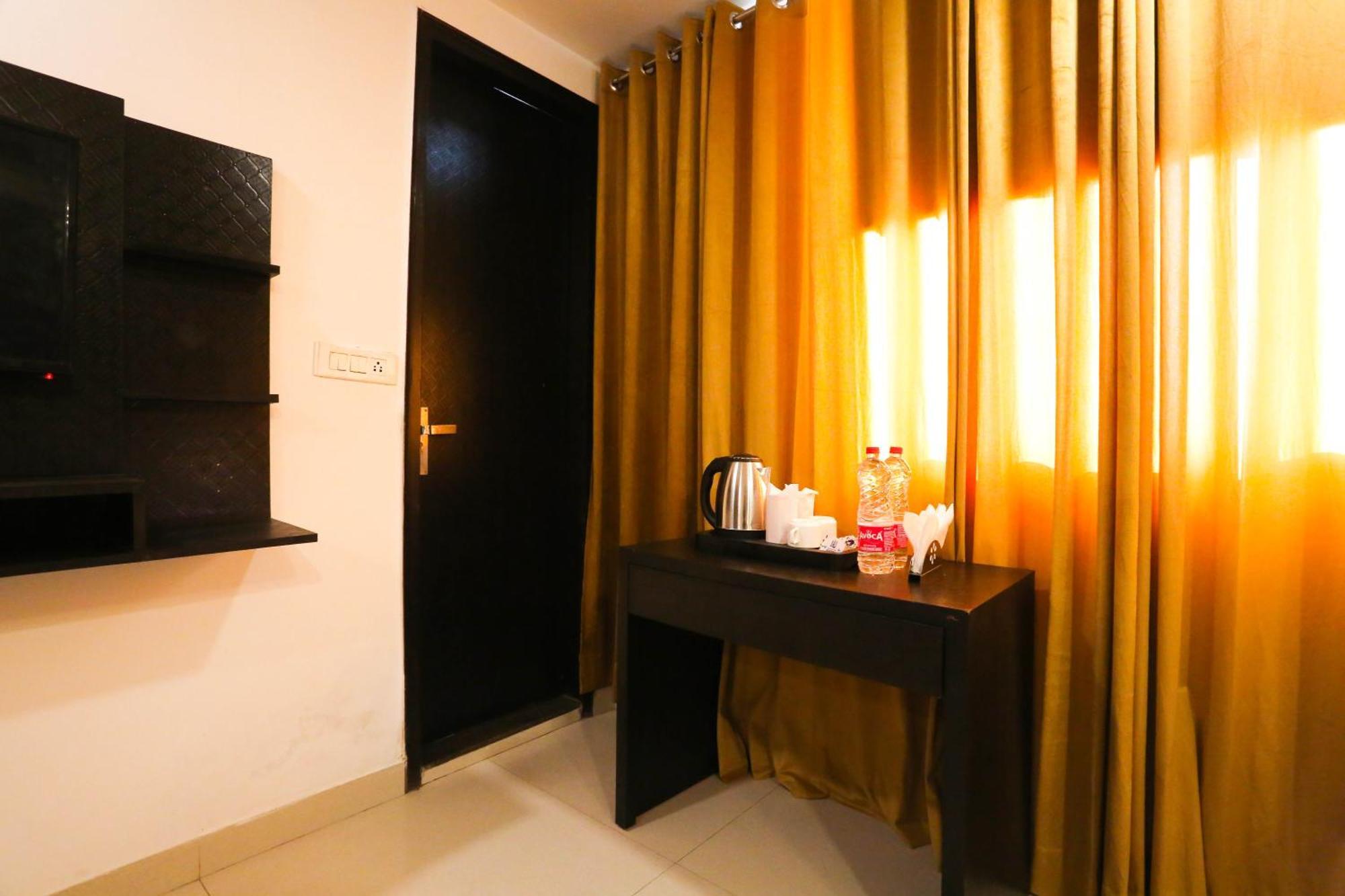 Hotel Aashiyana Nuova Delhi Esterno foto