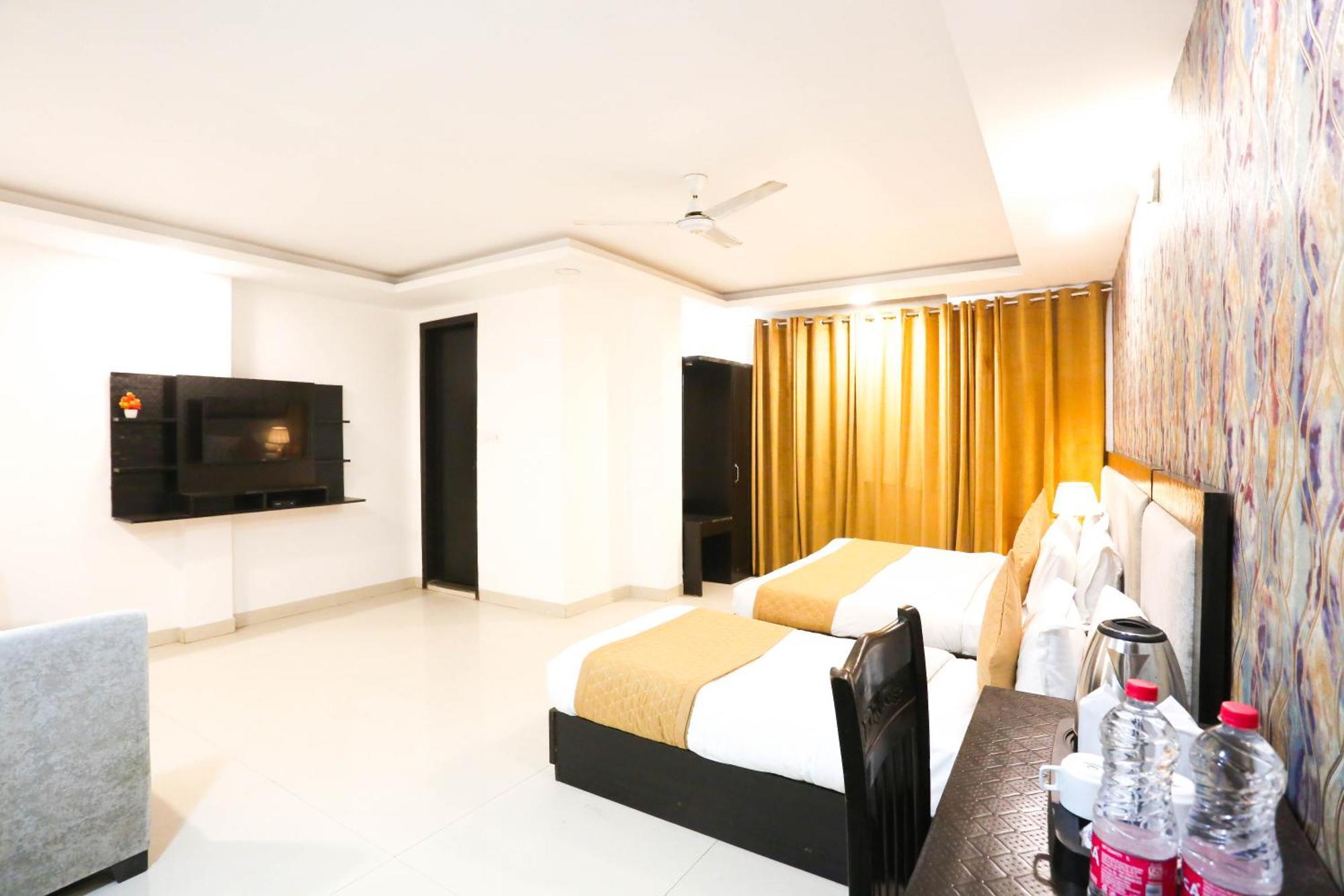Hotel Aashiyana Nuova Delhi Esterno foto