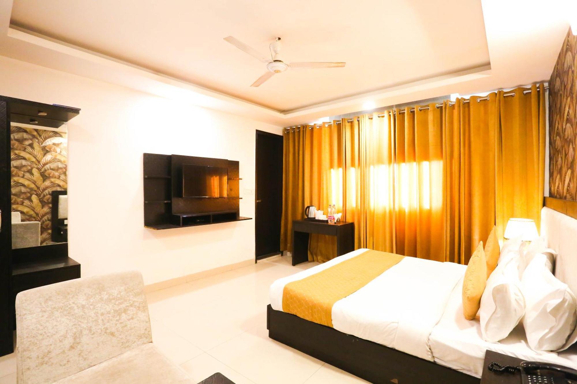 Hotel Aashiyana Nuova Delhi Esterno foto