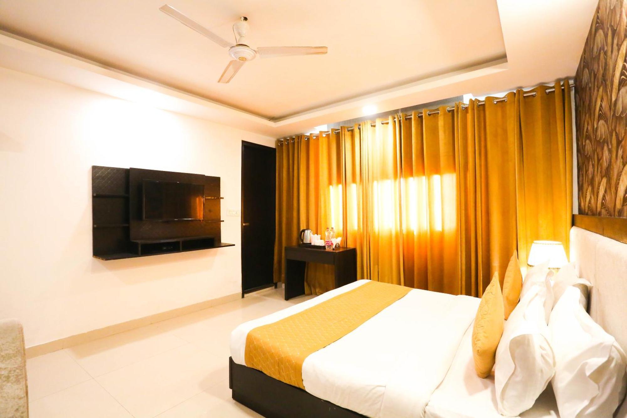 Hotel Aashiyana Nuova Delhi Esterno foto