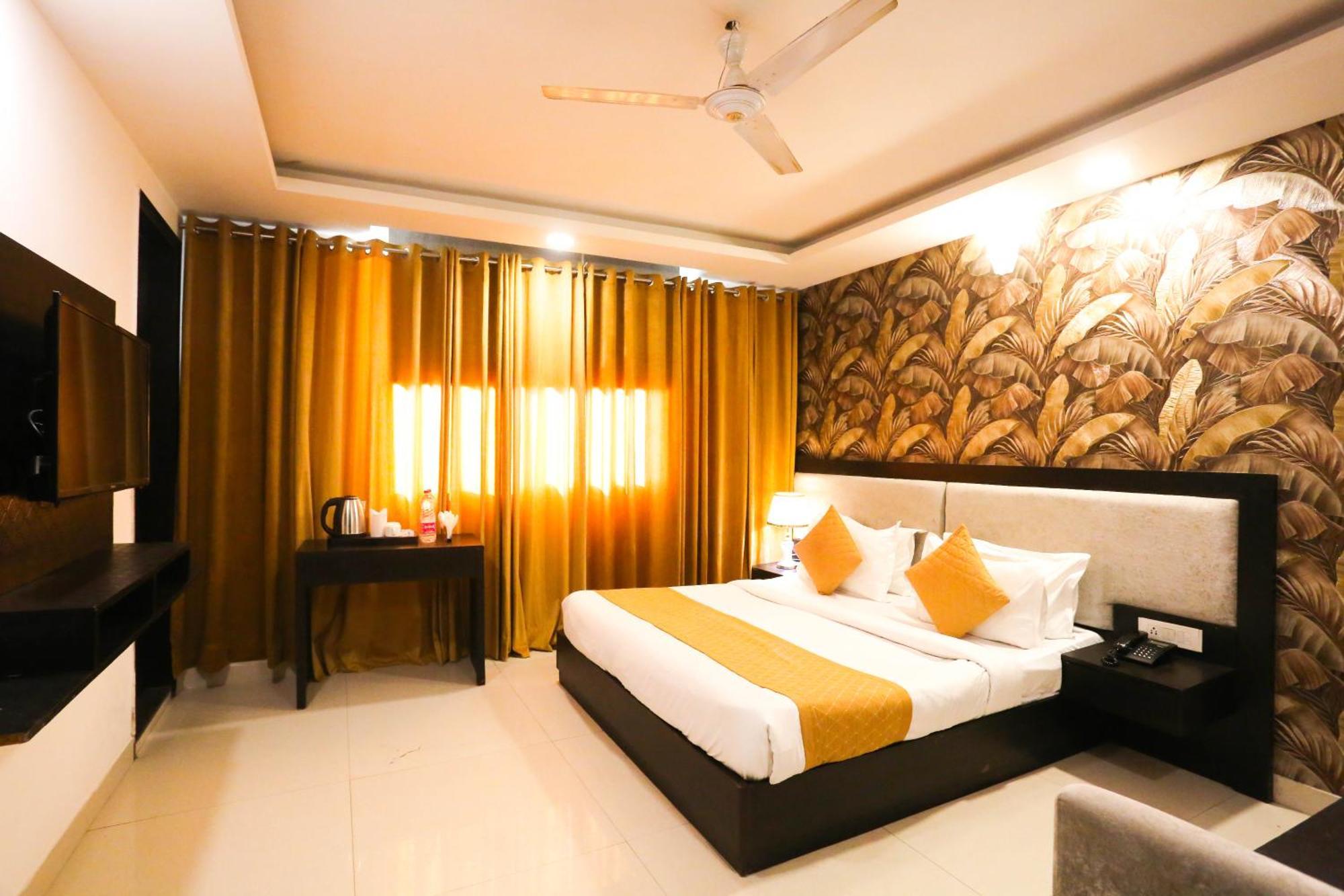 Hotel Aashiyana Nuova Delhi Esterno foto