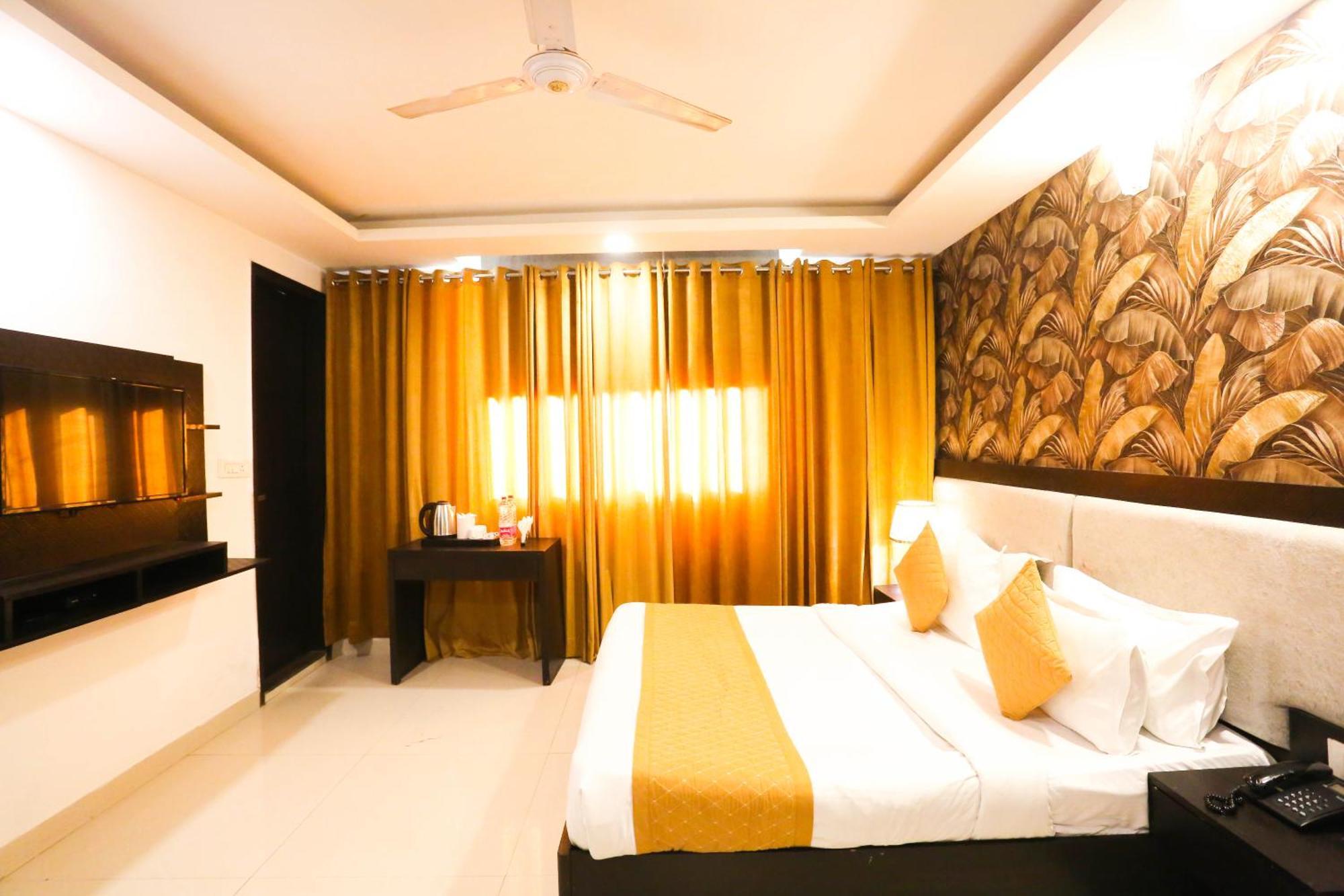 Hotel Aashiyana Nuova Delhi Esterno foto